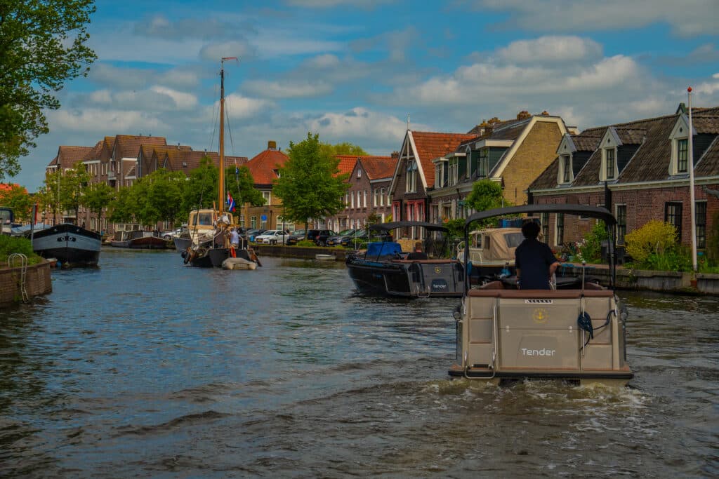 Sloep varen tijdens de Sneekweek in Friesland