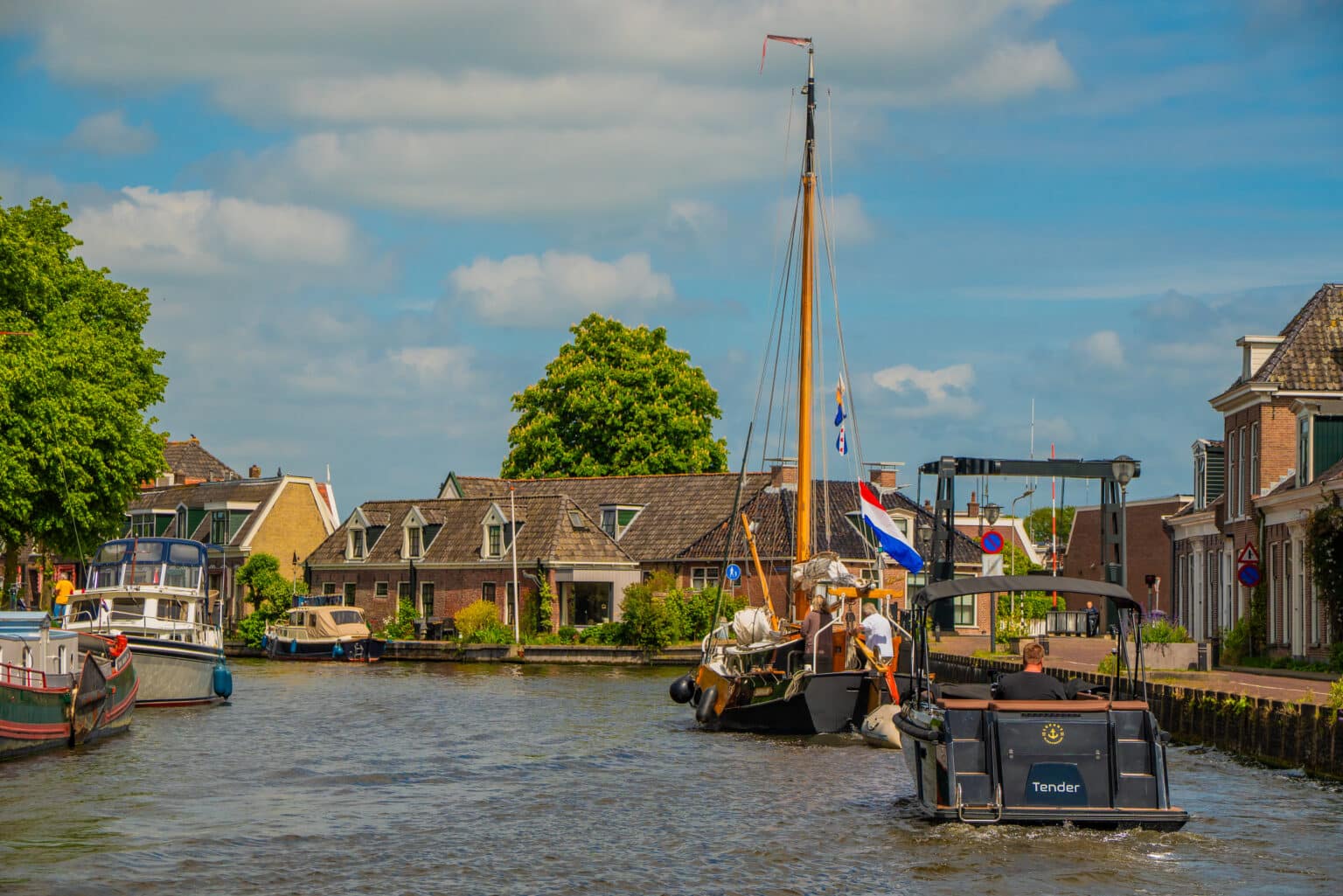 Sloep varen door Sneek