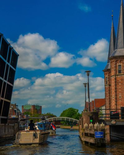 sloep varen door grachten